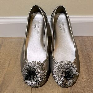 Anne Klein size 6 1/2 silver ballet flats